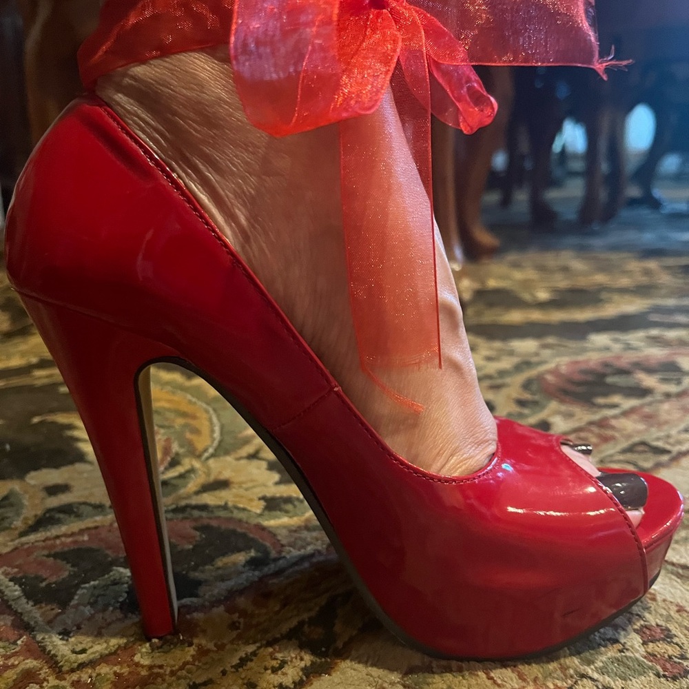 HYPNOTIC RED PLATFORM PEEPTOE PUMPS SIZE 7